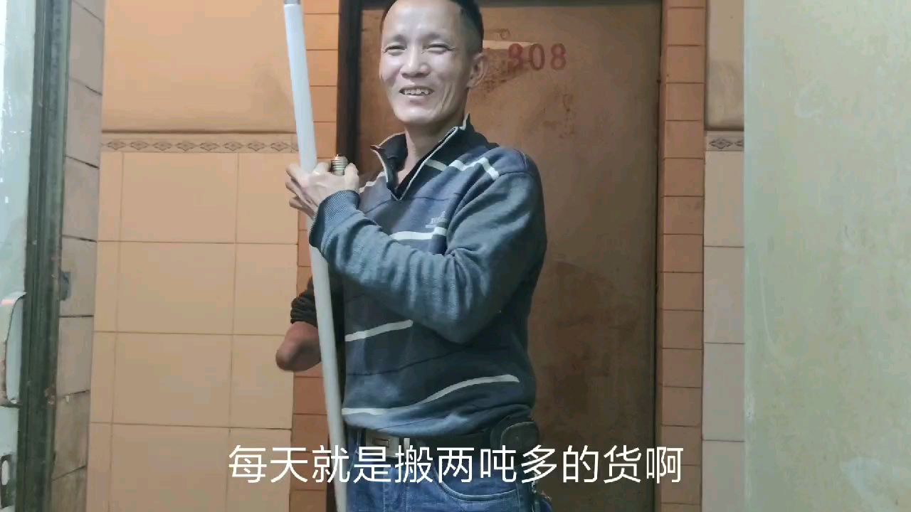 一个月工资17000多,残疾大叔用一只左手超过了多少混日子的人?